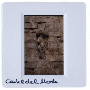 Andria, Castel del Monte : Detail Mauerwerk, Nische mit Figur