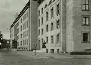 Bacchus, auf Esel reitend : Dresden-Altstadt, Neues Rathaus mit "Bacchus, auf Esel reitend" von G. Wrba