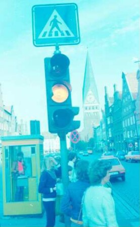 Lüneburg: Am Sande, mit St. Johanniskirche, Vordergrund Ampel