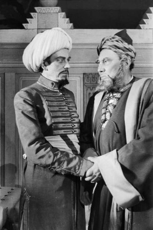 Szenenbilder aus dem Stück "Nathan der Weise" von Gotthold Ephraim Lessing im Deutschen Theater Berlin : Szene mit Paul Wegener als Nathan (rechts) und Kai Möller als Sultan Saladin (links)