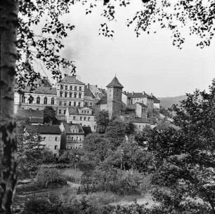 Elbogen (Loket/Tschechische Republik). Blick zur Stadt und zum Schloss
