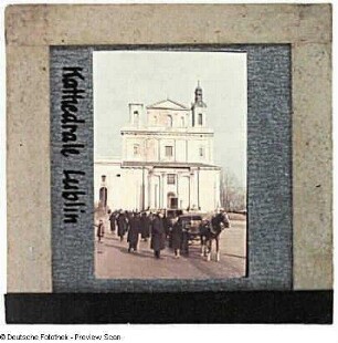 Lublin, Kathedrale. Ansicht mit Kirchgängern und Pferdedroschken