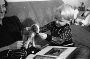 Bukarest: Söhnchen [Festenberg] mit Mama, dunkles Kleid und Buch