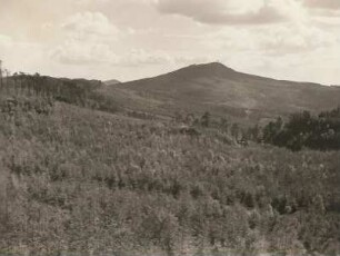 Zittauer Gebirge. Blick vom Hang des Sonnenberges über den Kurort Lückendorf zum Hochwald