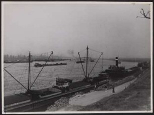 Schiffsverkehr auf dem Niederrhein. Blick auf die Essensberger Reede