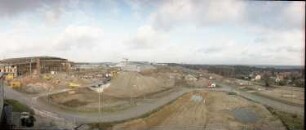 Dresden-Klotzsche, Flughafenstraße. Flughafen Dresden. Baustelle für das Parkhaus. Blick von der IMA-Halle gegen Terminal (im Bau) nach Osten