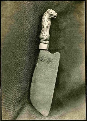 Heimatmuseum: Metzgerbeil, 18. Jh. der Griff aus Messing