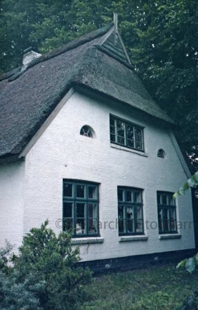 Oetjendorf: Oetjendorfer Landstraße: Alte Schule mit Reetdach: Giebelseite