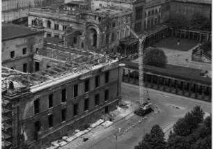 Blick vom Berliner Dom auf das eingerüstete Dach des Alten Museums und das zum Teil zerstörte Neue Museum