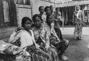 Frauengruppe und ein Kind (Deutsche Ostasien-Expedition 1937/1939)