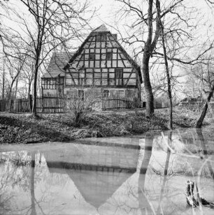 Rennersdorf-Hagenest (Kreis Leipziger Land) Inspektorhaus des Rittergutes um 1750 Ansicht über des Wassergraben einer ehem. Wasserburganlage