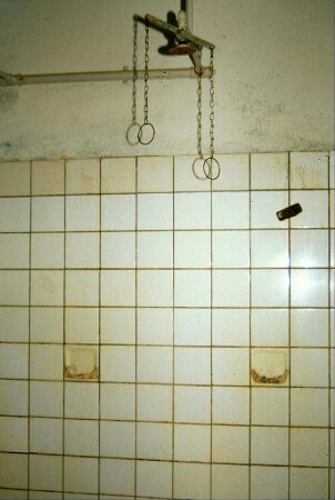Flussspatgrube: Armaturen in der Dusche