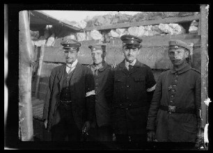 2 Soldaten und 2 Zivilpersonen (Franzosen?)