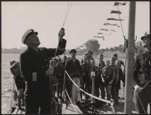 Hitlerjungen beobachten das Schiffspersonal bei ihrer Arbeit