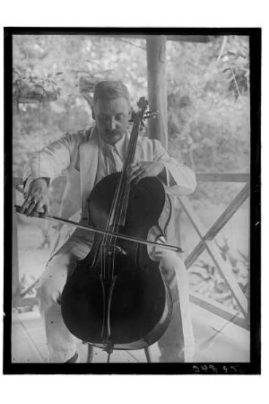 Wohnhaus Kurt Beyers : Phetchaburi. Auf der Terrasse von Dr. Kurt Beyers Haus in Petchaburi. Mann Cello spielend, 1909/1910