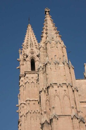 Insel Mallorca - Kathedrale : Türme der Kathedrale in Palma. Aufgenommen auf der Insel Mallorca im Februar 2004