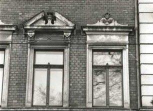 Dresden-Neustadt, Bischofsweg 28. Wohnhaus mit Läden (um 1895). Fenster (1. Obergeschoß)