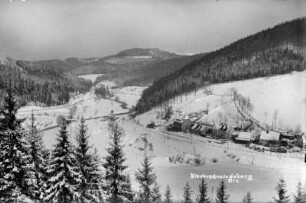 Ortsausgang Richtung Wolkenstein mit Bahnlinie und Straße nach Arnsfeld (li.)