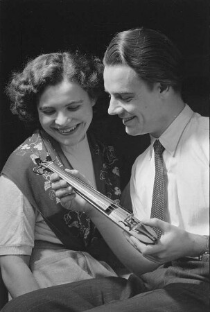 Markneukirchner Cocktail : Musikinstrumenten-Museum Markneukirchen. Mann mit Tanzmeistergeige neben junger Frau