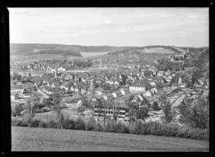 Blick über heutige Hauptschule und Mittlere Flur Richtung Kreuzwertheim und Burg
