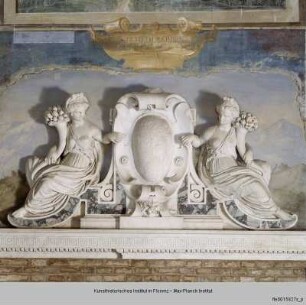 Die Kamindekoration der Sala delle Vedute : Das Wappen der Familie Pio di Savoia, von zwei Mädchen mit Füllhörnern gehalten