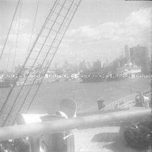 Anlegestelle der "Hamburg-American Line (HAPAG) und des North German Lloyd (NDL), dahinter die Skyline von New York