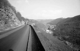 Drackenstein: Autobahn mit Geländer im Vordergrund und Blick auf den Ort