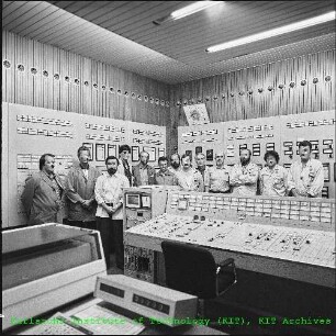Mitarbeiter in der Schaltwarte der Kompakten Natriumgekühlten Kernenergieanlage (KNK)