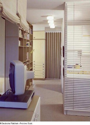 Blick aus dem Wohnzimmer zur Küche. Ansicht mit Schrankteil als Raumteiler (1973; Hochschule für Kunst und Design Halle (Burg Giebichenstein))
