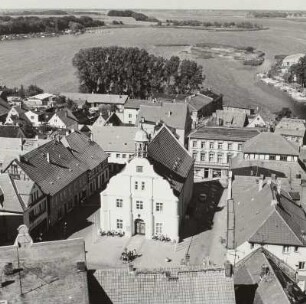 Wolgast, Blick vom Turm der Petrikirche zum Rathaus gegen Peenestrom und Usedom