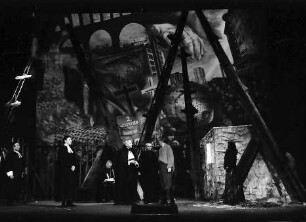 Freiburg: Großes Haus; Hexenjagd, Drama von Arthur Miller; Gesamtschlusszene mit Prospekt