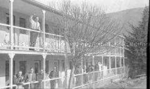 Selbstversenkung des Hochseepassagierdampfers "Columbus" am 19. Dezember 1939, Besatzungsangehörige im Internierungslager auf Angel Island, Kalifornien, winkend auf einer Veranda stehend