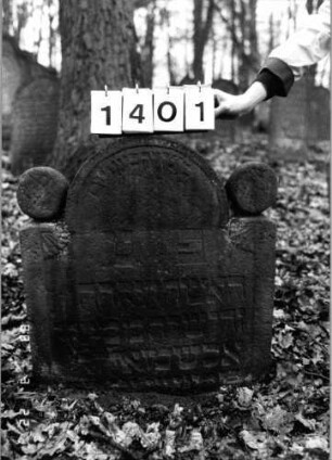 Grabstein 1401 (Index: 99903480) Material: Sandstein Zustand: Stein nach vorne geneigt, wackelig, leicht eingesunken Maße HxBxT: 75x69x7 cm: Grabstein 1401