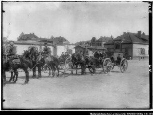 Soldaten der Ersatzbatterie (älterer Positivabzug vorhanden) Enthält: Soldaten auf mit Pferden bespannten Wagen vor der Wolfenbütteler Kaserne