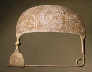 Große Fibel mit gravierten Ornamenten und bildlichen Darstellungen im geometrischen Stil (moderne Fälschung)