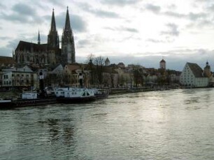 Regensburg: Altstadt mit Dom St. Peter, Rathausturm, Salzstadel und Brückentor