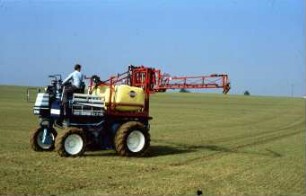 Fotografie: Weinbau, Traktor, Trägerfahrzeug, Pflanzenschutz, Feldspritze angebaut, Getreide