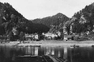 Bad Schandau-Schmilka. Ortsteilansicht mit Gierfähre. Blick über die Elbe