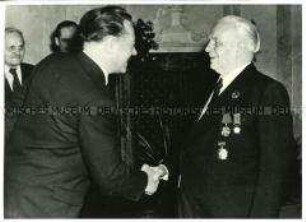 Waldemar Schmidt gratuliert Wilhelm Pieck zum 79. Geburtstag