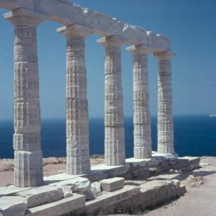 Kap Súnion, Poseidon-Tempel, Südliche Langseite des Poseidon-Tempels gegen das Meer. P5