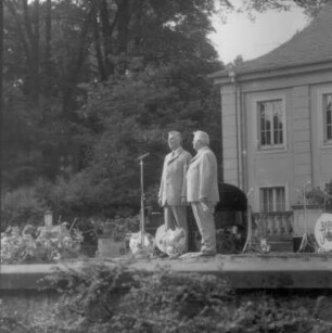 Revue mit Moderator Ulli Busch im Rahmen der Veranstaltungsreihe "Dresdner Sommer". Großer Garten, Freilichtbühne "Junge Garde", 14. Juni 1970