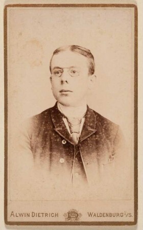 Porträt von Otto Schmidt : Porträt von Otto Schmidt in Uniform. Visitfoto