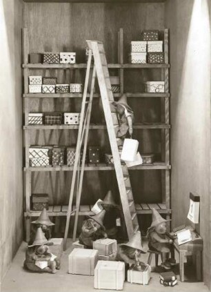 Erzgebirgische Spielwaren. Zwerge im Lager eines Kaufmanns. Dresden: Ausstellung "Sachsen am Werk", 1938