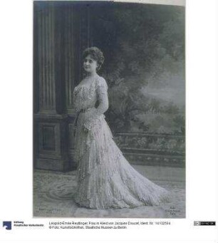 Frau in Kleid von Jacques Doucet