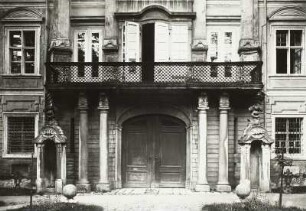 Eichstätt, Fürstbischöfliche Residenz, Portal mit Altan und Schilderhäuschen an der Südseite