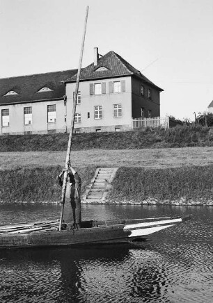 Der Arbeiter (Vermaler) hebt das Maleisen über Bord