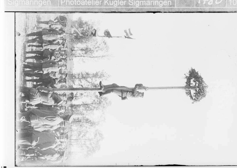 Soldaten beim Aufstellen eines Maibaums, wohl zur 100-Jahrfeier des Bestehens des Pionierbataillons 13 der 27. Infanteriedivision 1917