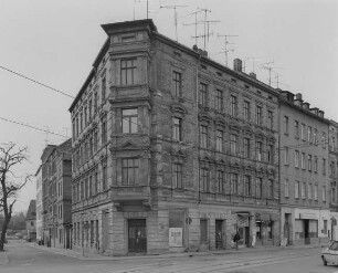 Wohnhaus mit Laden