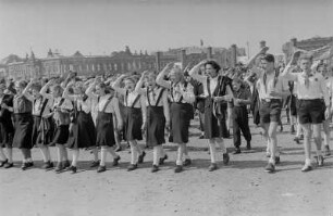 Demonstration zum 1. Mai 1951 in Berlin : Pioniere im Demonstrationszug