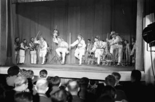Bukarest: Aro Lichtspielhaus: Rumänische Folkloretanzgruppe